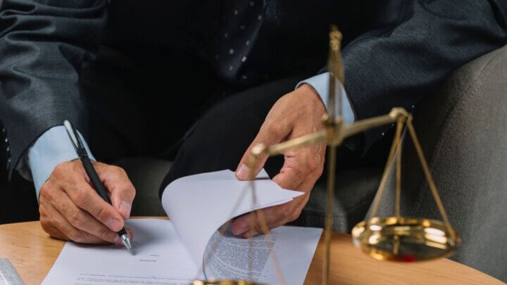 Advogado anotando em um documento